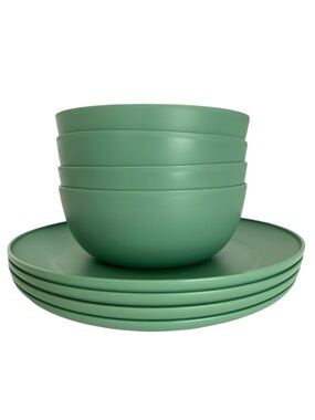 8 Piece Green Plastic 4 Plates, 4 Bowls Set